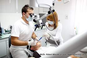 zachovna stomatologia-2 praca pod mikroskopom