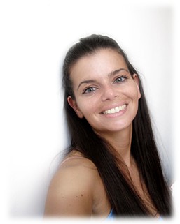 Spokojná pacientka po zubnom ošetrení so Smile Clinic